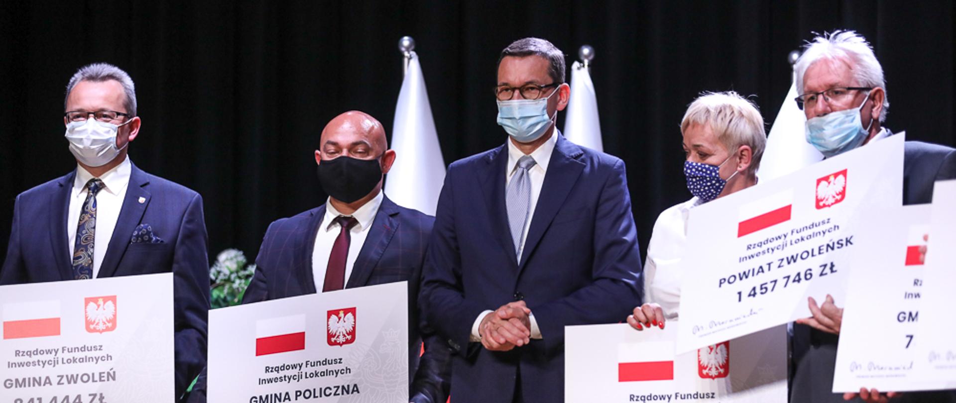 Premier z samorządowcami z czekami.