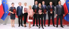 Zdjęcie przedstawia wszystkich uczestników, którzy otrzymali powołania wraz z wiceministrem Bernackim 