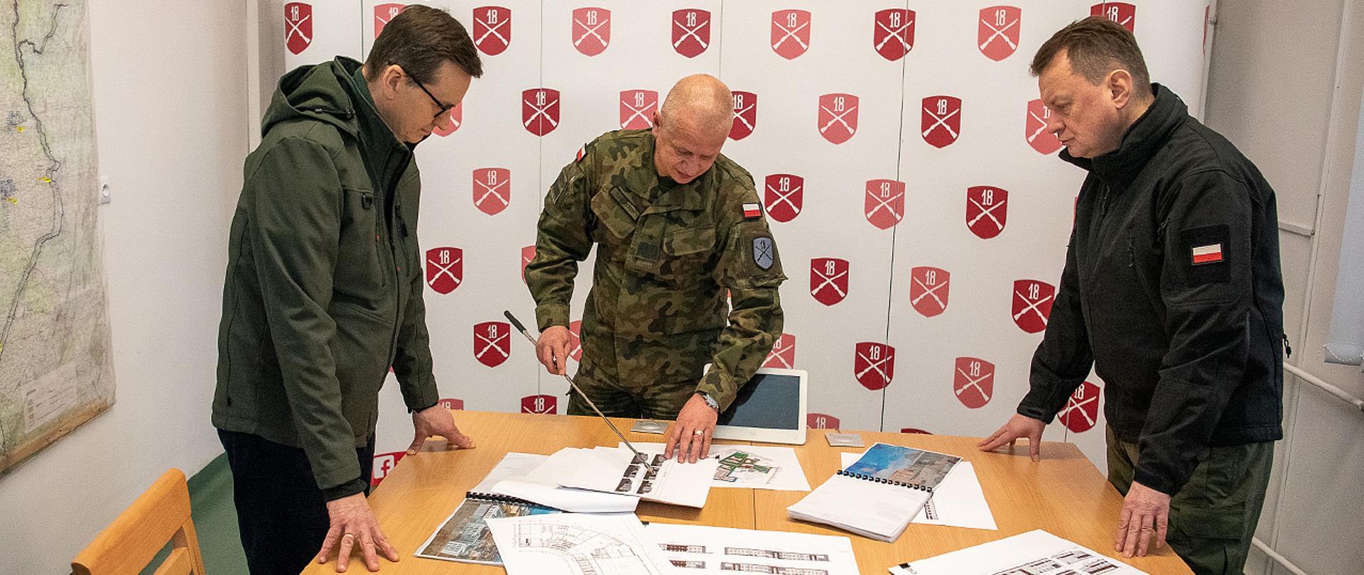 30 stycznia 2023 r. Mateusz Morawiecki, premier RP i wicepremier Mariusz Błaszczak spotkali się z żołnierzami 18. Dywizji Zmechanizowanej im. gen. broni Tadeusza Buka w Siedlcach. Podczas konferencji szef MON mówił o trwającej rozbudowie jednostek Wojska Polskiego oraz ich modernizacji. Fot. Maciej Nędzyński/CO MON