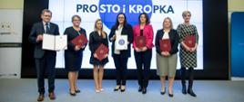 Przedstawiciele instytucji, które przystąpiły do inicjatywy promowania prostego języka.