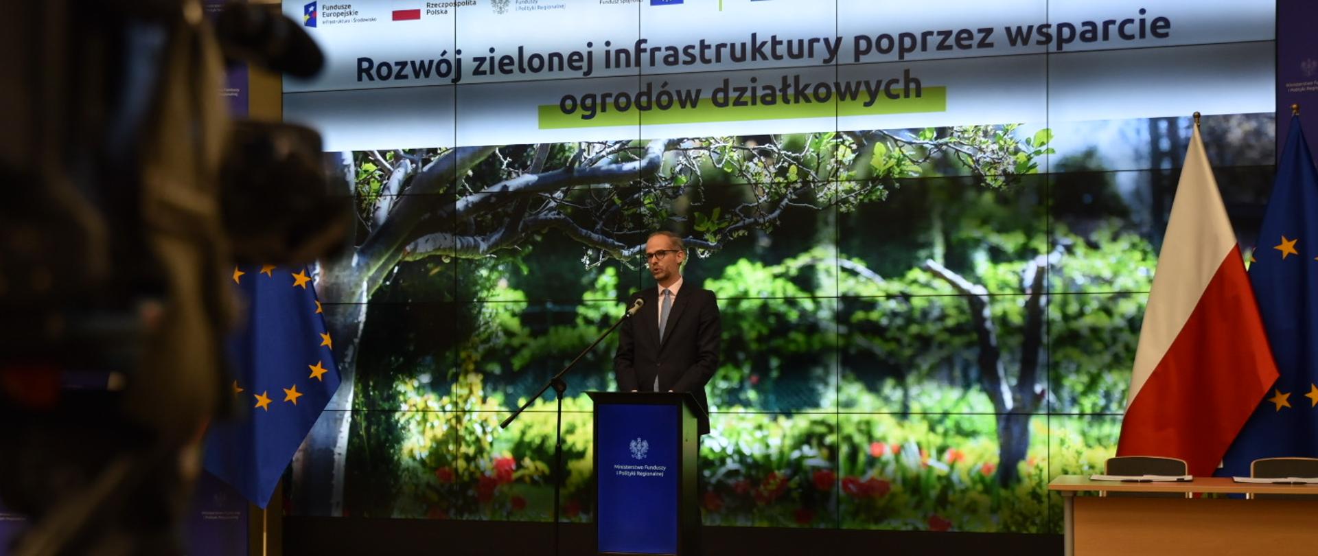 Adam Guibourgé-Czetwertyński, wiceminister klimatu i środowiska, na konferencji prasowej podczas przemawiania