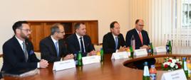 Ambasador Stanów Zjednoczonych w Polsce Mark Brzeziński oraz prezes Westinghouse Polska Mirosław Kowalik przekazali minister klimatu i środowiska Annie Moskwie „Raport koncepcyjno-wykonawczy w zakresie współpracy w obszarze Cywilnej Energetyki Jądrowej”. 