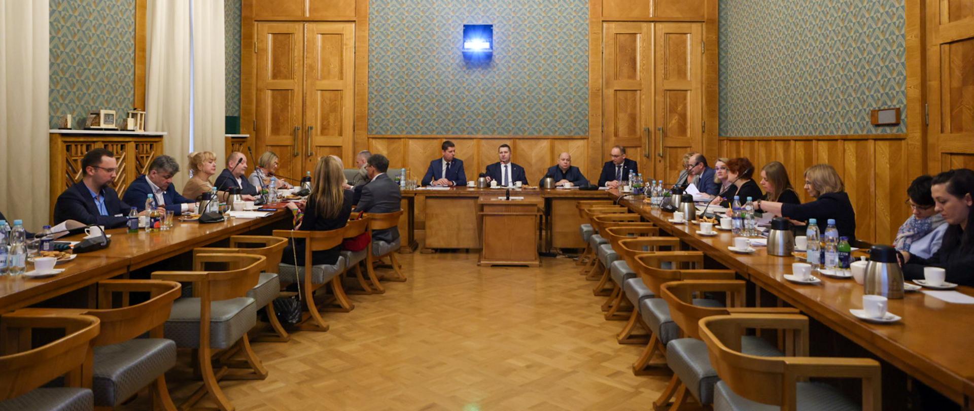 Zdjęcie ze spotkania kierownictwa MEiN ze związkami zawodowymi