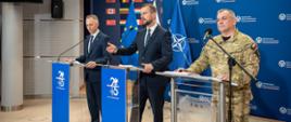 11 czerwca br. wiceprezes Rady Ministrów, wspólnie z wiceministrem Cezarym Tomczykiem i szefem Sztabu Generalnego WP, generałem Wiesławem Kukułą, przedstawił bieżące działania i plany dotyczące wzmocnienia bezpieczeństwa państwa, w tym służby żołnierzy na granicy polsko – białoruskiej.