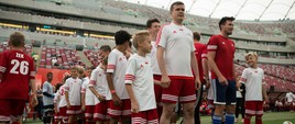 Młodzi piłkarze na murawie PGE Narodowego