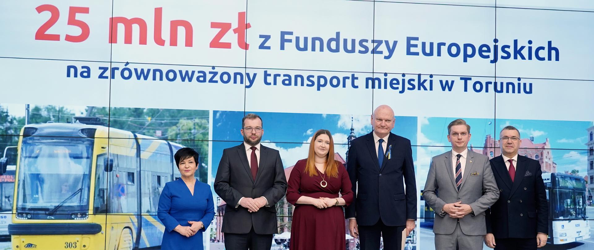  uczestnicy uroczystości pozują do pamiątkowego zdjęcia