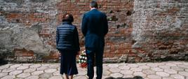 Widok z tyłu na stojącego premiera z Zofią Pilecką.