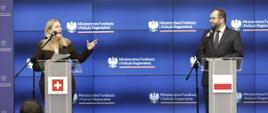 Minister funduszy i polityki regionalnej Grzegorz Puda i sekretarz stanu ds. gospodarki Szwajcarii Helene Budliger Artieda podczas uroczystości podpisania umowy na drugą edycję Szwajcarsko-Polskiego Programu Współpracy, minister i sekretarz stanu stoją przy pulpitach z mikrofonami
