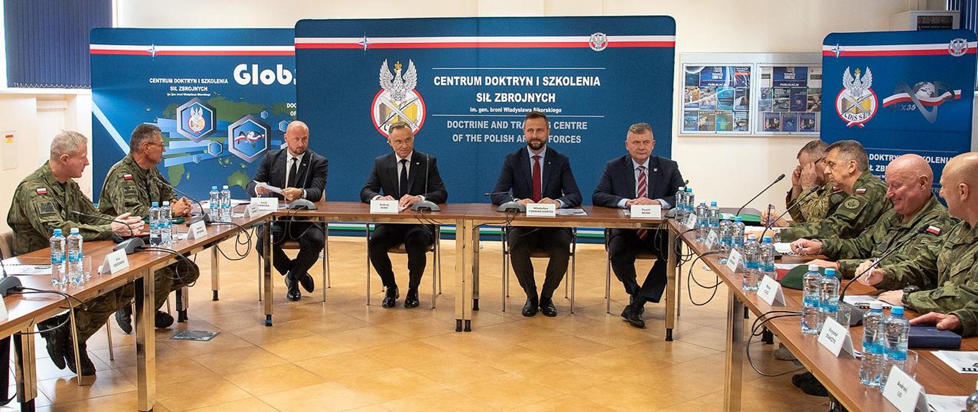 4 lipca 2024 r. w Centrum Doktryn i Szkolenia Sił Zbrojnych w Bydgoszczy, Prezydent Rzeczypospolitej Polskiej, Zwierzchnik Sił Zbrojnych Andrzej Duda wraz z wicepremierem - ministrem obrony narodowej Władysławem Kosiniakiem–Kamyszem oraz dowódcami wojskowymi wzięli udział w naradzie przed Szczytem NATO w Waszyngtonie. Fot. Maciej Nędzyński/CO MON