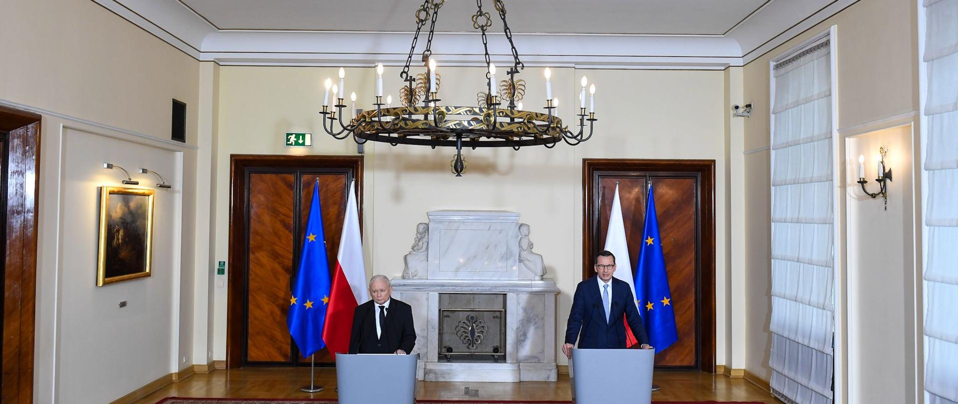 Premier Jarosław Kaczyński i premier Mateusz Morawiecki podczas wypowiedzi dla mediów po zakończonym posiedzeniu Rady Ministrów.