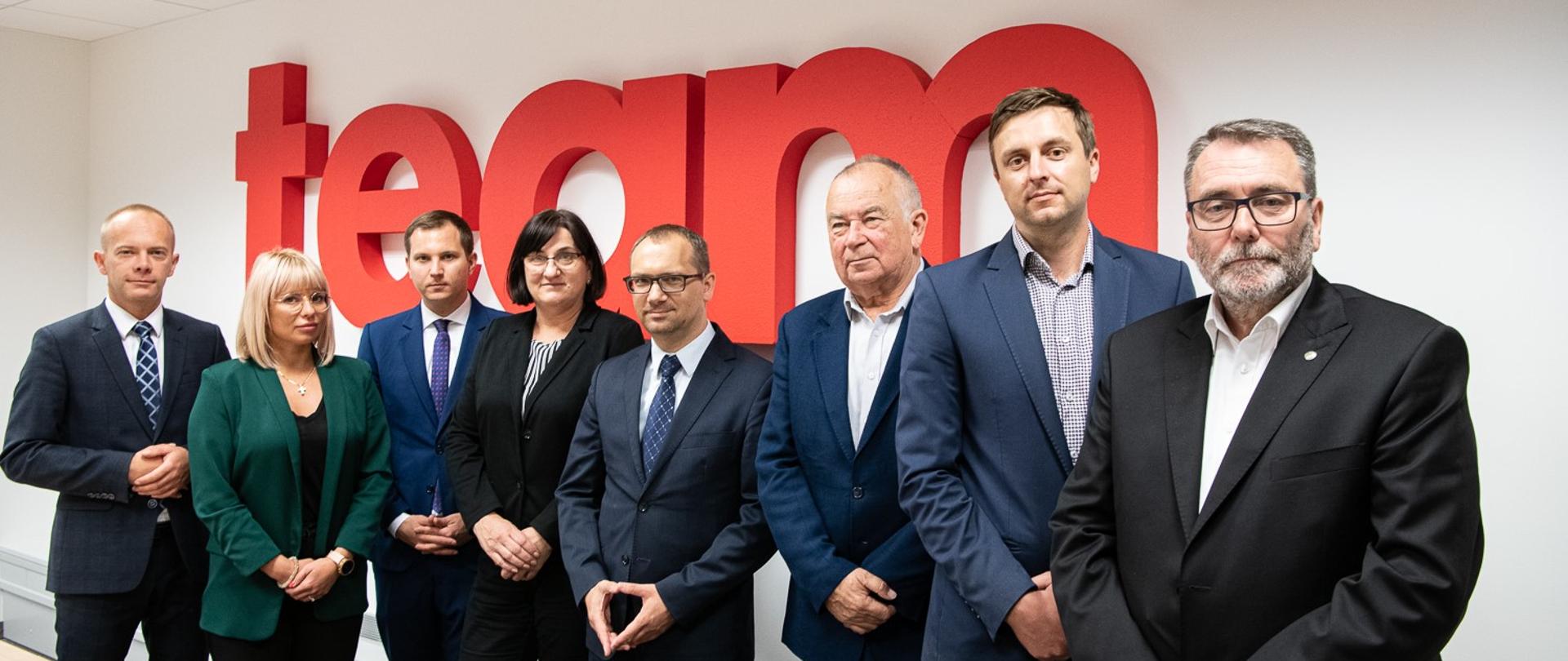 Uczestnicy spotkania - zdjęcie grupowe. Na zdjęciu członkowie Zarządu Polskiej Fundacji Narodowej oraz przedstawiciele Ministerstwa Sportu oraz Instytutu Sportu - Państwowego Instytutu Badawczego
