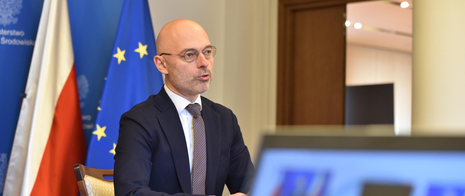 Minister Michał Kurtyka podczas debaty „Perspektywy rozwoju elektromobilności. Priorytety polskie i brytyjskie” 
