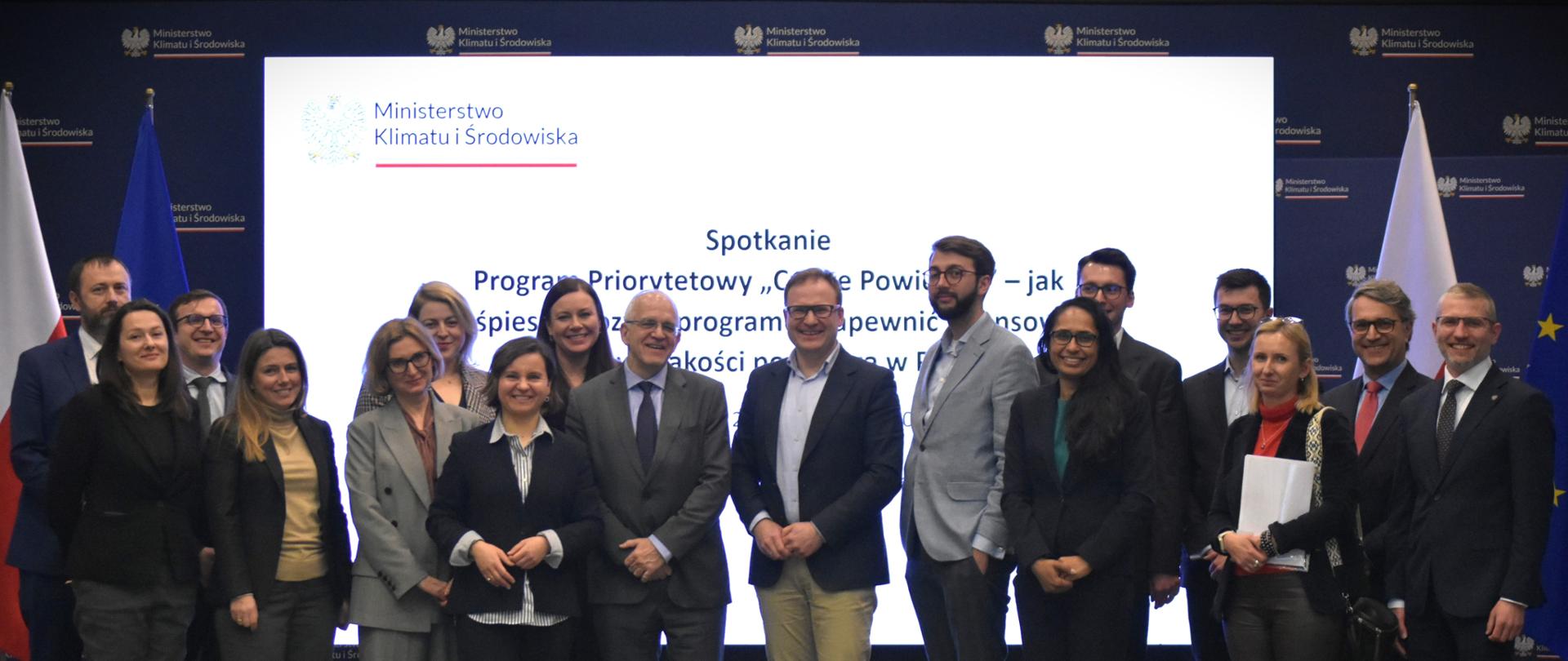 uczestnicy spotkania o programie Czyste Powietrze
