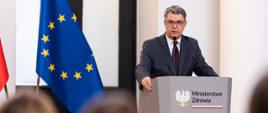 zdjęcie z wręczenia dyplomów laureatom nagród ministra zdrowia dla nauczycieli akademickich