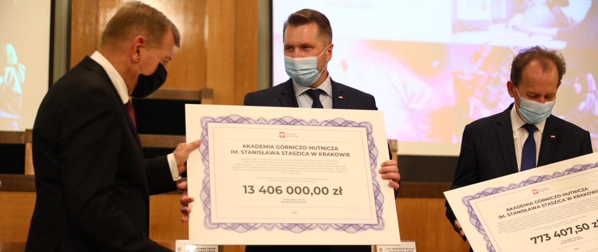 Rektor AGH prof. dr. hab. inż. Jerzy Lis, Minister Edukacji i Nauki Przemysław Czarnek oraz wiceminister Włodzimierz Bernacki.