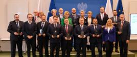 Zdjęcie grupowe z laureatami III edycji konkursu Miasto z Klimatem – najlepszy zrealizowany projekt