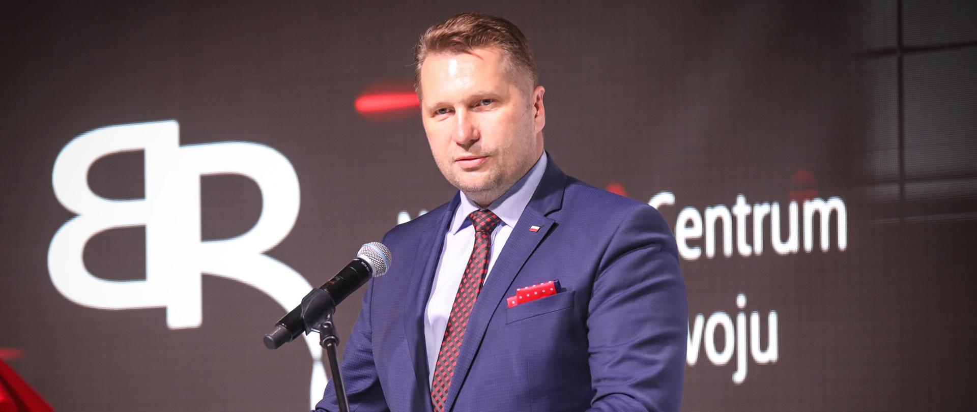 Minister Edukacji i Nauki Przemysław Czarnek przemawia podczas gali Polski Produkt Przyszłości