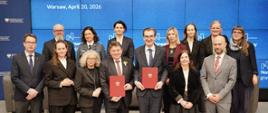 Na zdjęciu wiceminister Jan Szyszko w towarzystwie innych uczestników spotkania