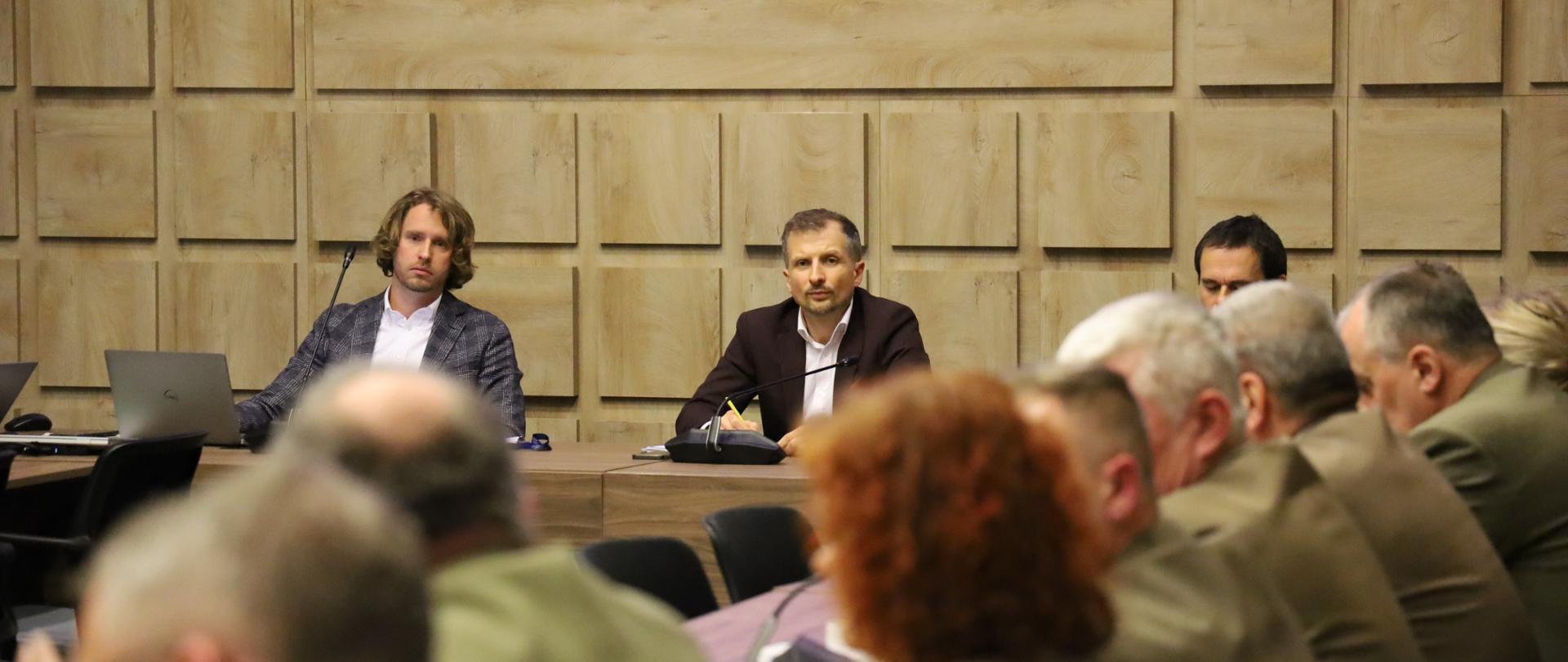 Wiceminister Mikołaj Dorożała podczas spotkania z przedstawicielami związków zawodowych działających w leśnictwie