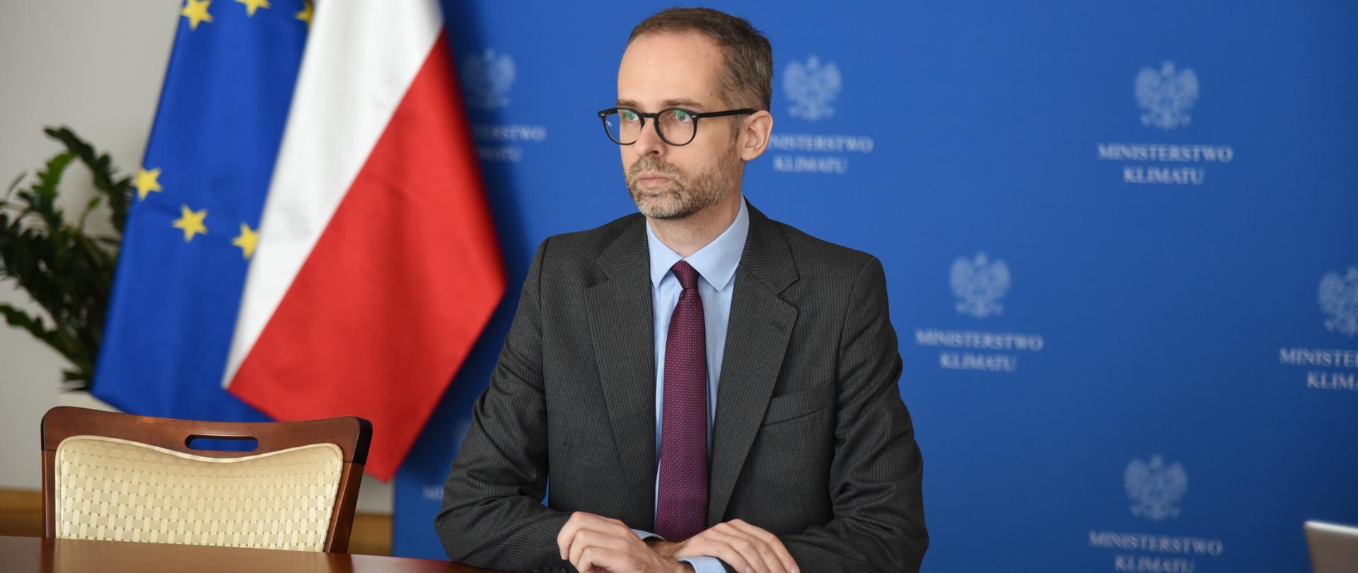 wiceminister klimatu Adam Guibourgé-Czetwertyński podczas Videokonferencji Ministrów UE ds. środowiska