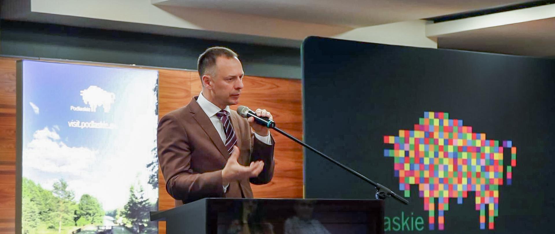 Piotr Borys na konferencji regionalnej w Suwałkach