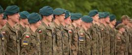 Umundurowani uczniowie stoją w szeregu.