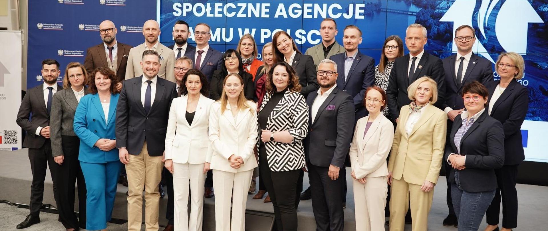 Na zdjęciu minister funduszy i polityki regionalnej Katarzyna Pełczyńska-Nałęcz z innymi uczestnikami spotkania