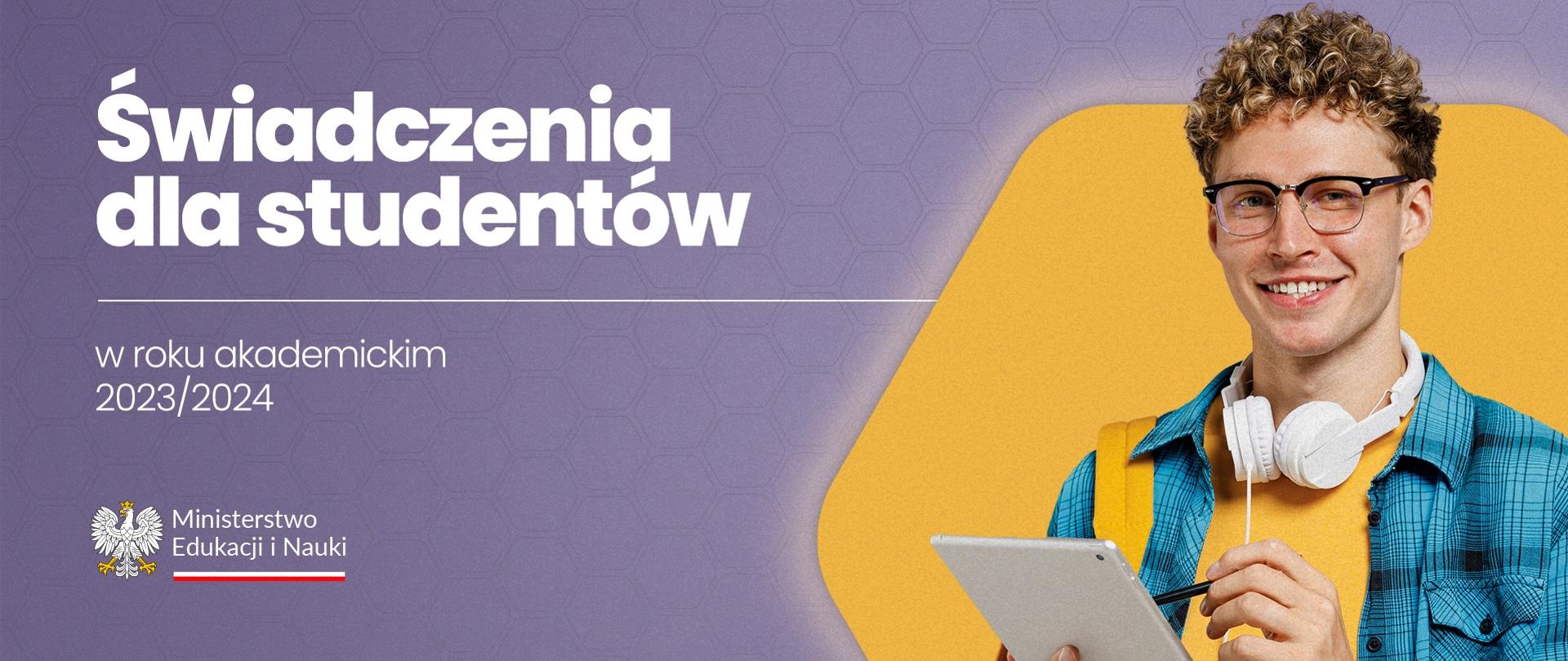 Młody człowiek ze słuchawkami na szyi i w niebieskiej koszuli, obok napis Świadczenia dla studentów w toku akademickim 2023/2024.