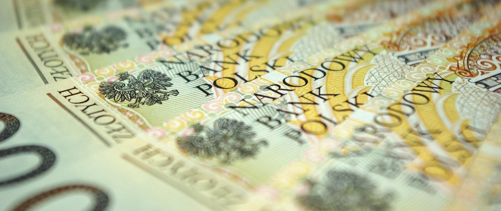 Banknoty ułożone obok siebie.
