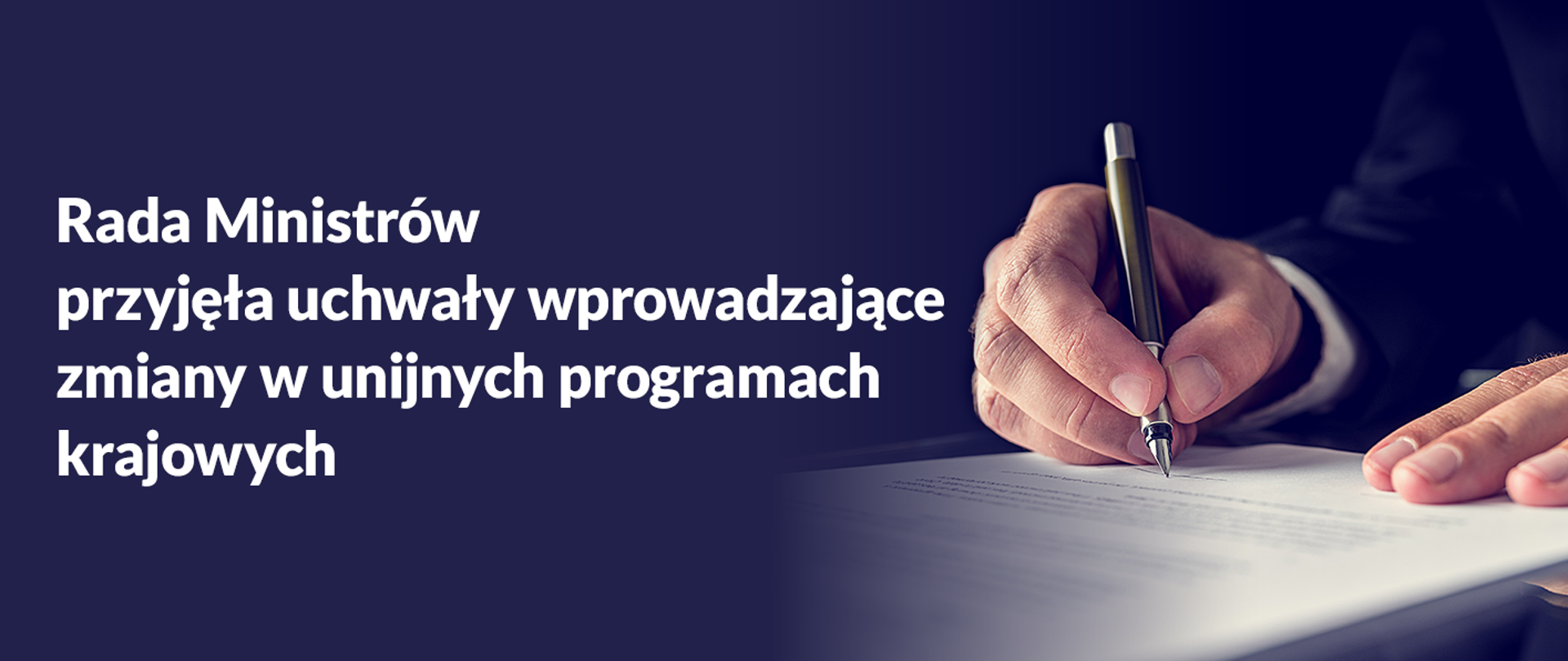 Prawa dłoń trzymająca pióro w dłoni.