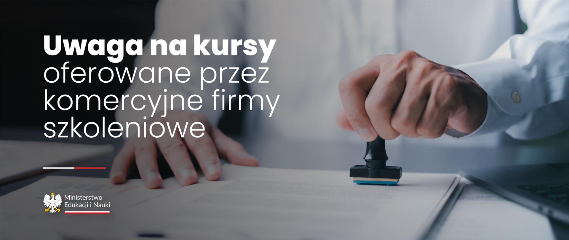 Grafika z napisem: Kursy oferowane przez komercyjne firmy szkoleniowe