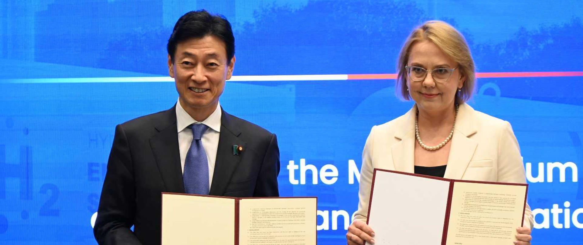Minister klimatu i środowiska Anna Moskwa podczas podpisywania Memorandum o współpracy z ministrem ekonomii, handlu i przemysłu Japonii Yasutoshi Nishimurą.