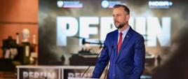 23 lipca 2026 r. w Muzeum Wojska Polskiego w Warszawie premier Donald Tusk wraz z wicepremierem - ministrem obrony narodowej Władysławem Kosiniakiem-Kamyszem oraz sekretarzem stanu w Ministerstwie Obrony Narodowej Cezarym Tomczykiem wzięli udział w uroczystości podpisania umów o dofinansowanie projektów wyłonionych w ramach programu Nowe technologie w obszarze bezpieczeństwa i obronności państwa (PERUN), wspierającym rozwój przełomowych technologii, wzmacniających bezpieczeństwo państwa i zdolności obronne Sił Zbrojnych RP. Fot. Krzysztof Niedziela/MON