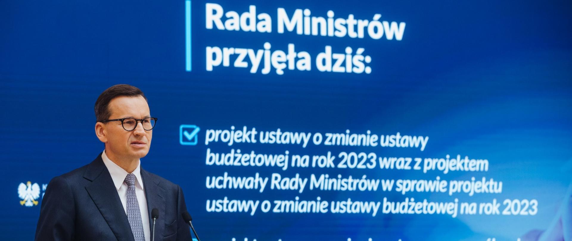 Premier Mateusz Morawiecki podczas konferencji prasowej.