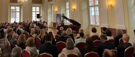 Sala Balowa Ambasady wypełnona publicznością