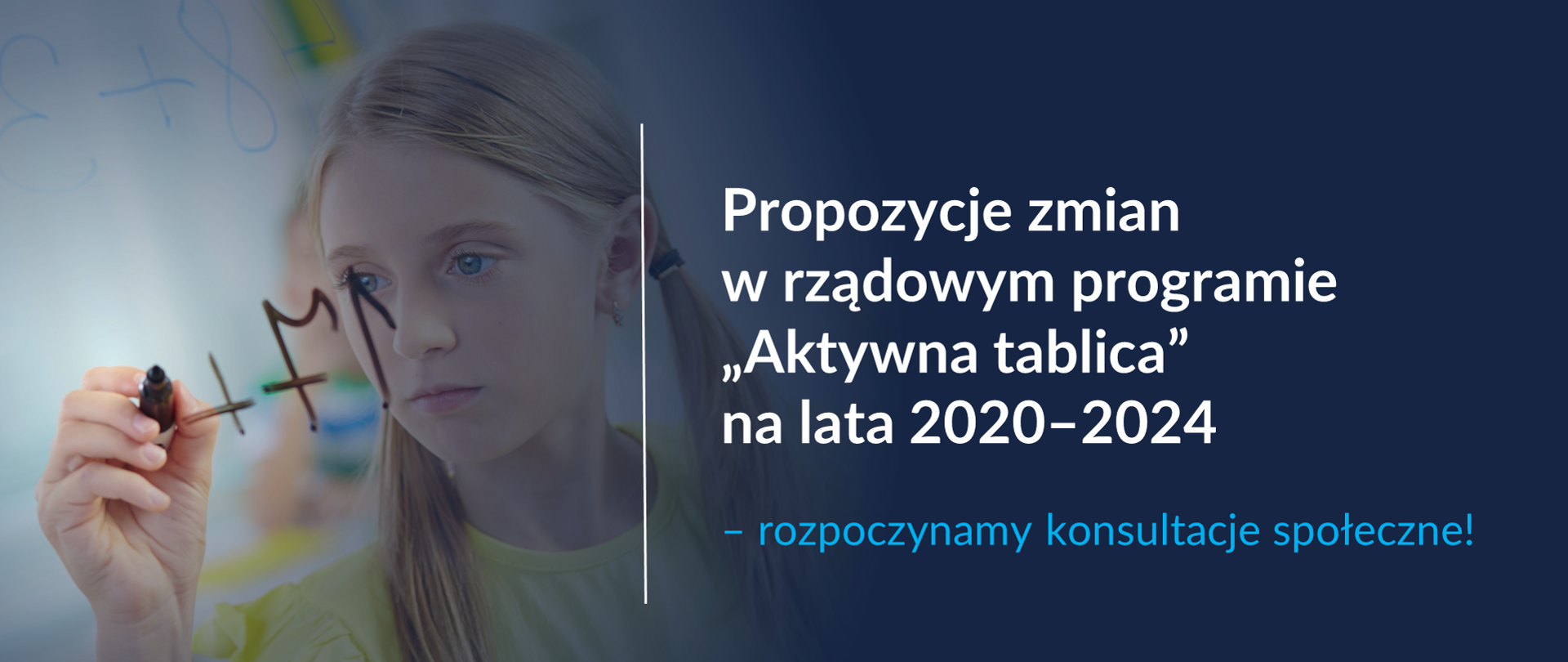 Po lewej stronie dziewczynka z dwoma długimi kucykami, ubrana w żółtą bluzkę pisze flamastrem po szybie. Po prawej stronie - oddzielony pionową kreską napis Propozycje zmian w rządowym programie „Aktywna tablica” na lata 2020–2024 – rozpoczynamy konsultacje społeczne! Całość na niebiesko-grantowym tle. 