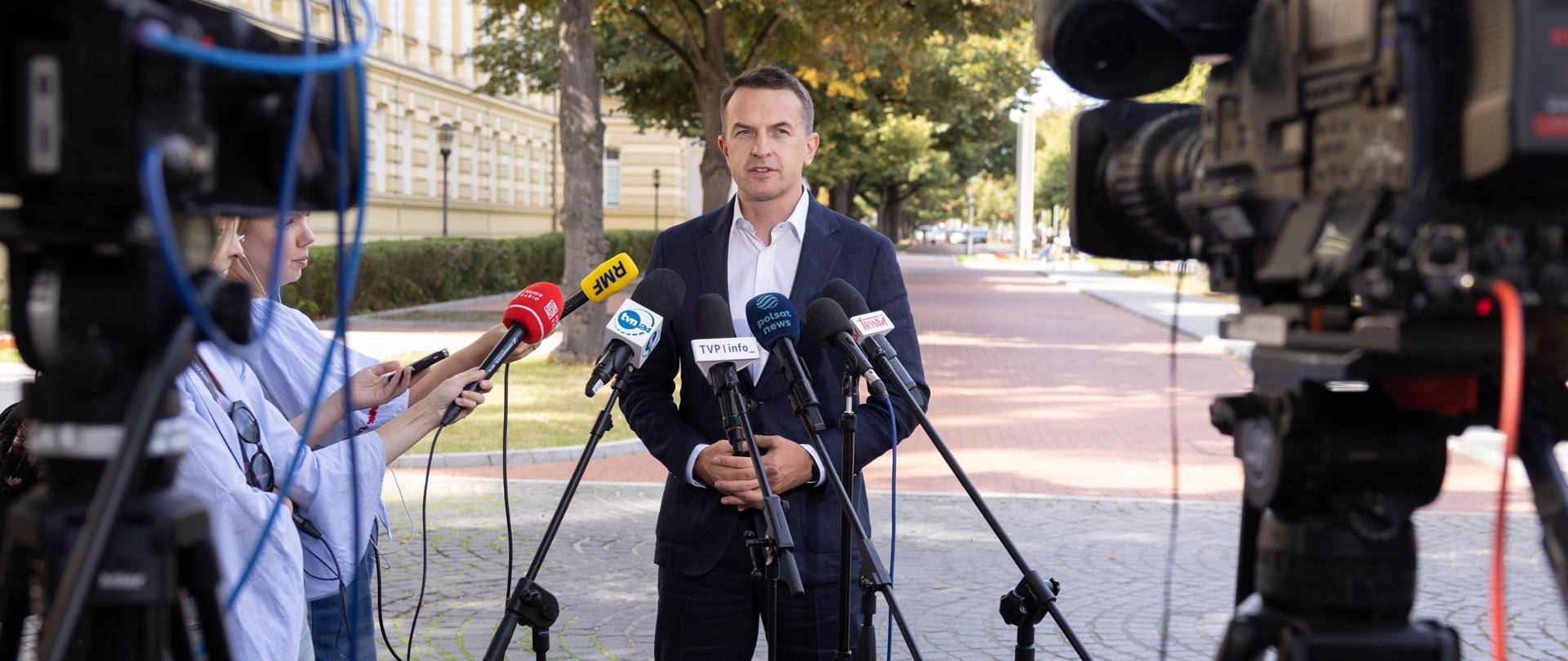 2025.08.21 Warszawa I Konferencja prasowa Rzecznika Rzadu Adama SzlapkiFot. Stefan Maszewski