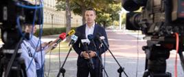 Rzecznik rządu Minister Adam Szłapka podczas konferencji prasowej przed KPRM, 21.08.2025 r.