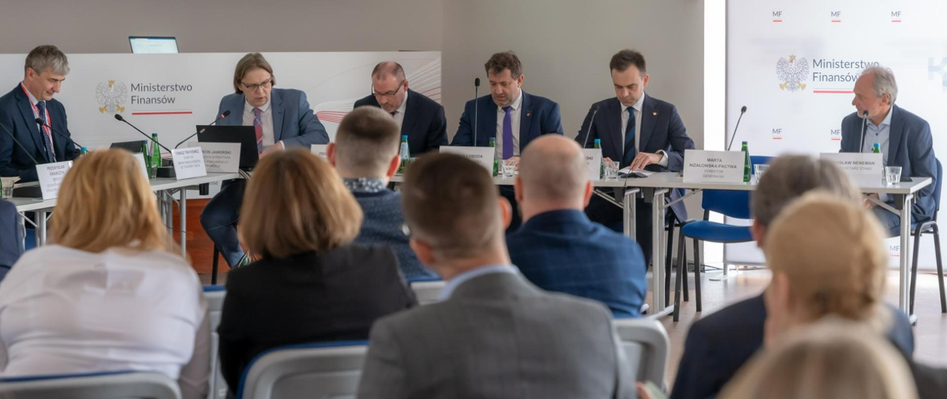 Uczestnicy konsultacji KSeF przy stołach w dużej sali konferencyjnej
