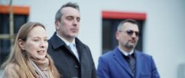 Na zdjęciu minister Katarzyna Pełczyńska-Nałęcz stoi przed mikrofonami i odpowiada na pytania dziennikarzy