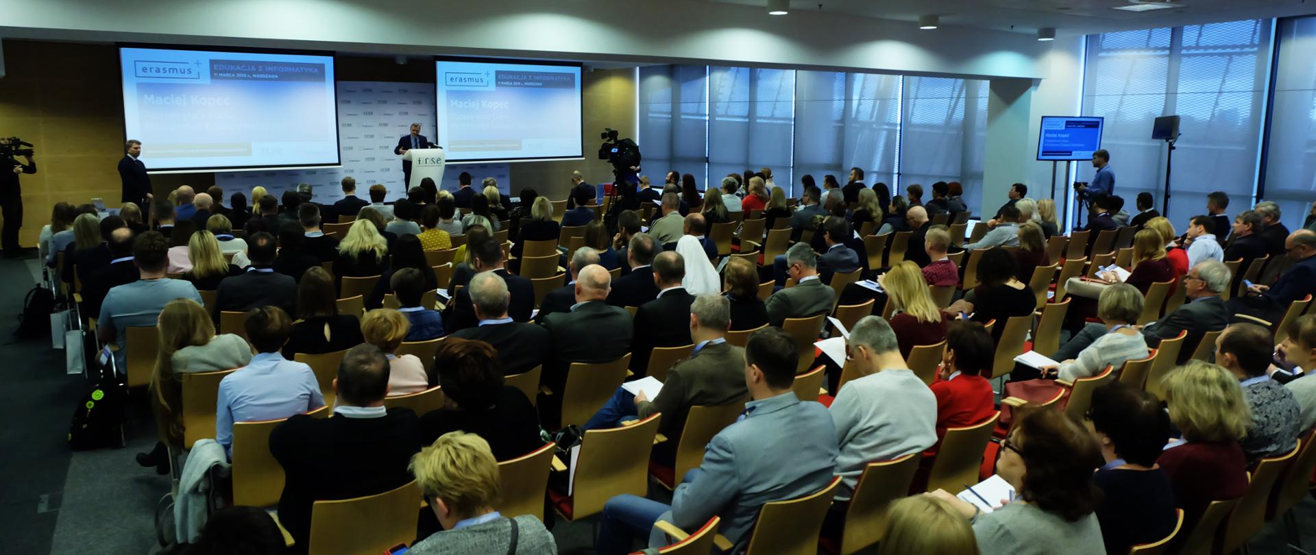 Wiceminister edukacji Maciej Kopeć bierze teraz udział w konferencji regionalnej programu Erasmus "Edukacja z informatyką"