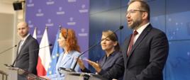 Minister funduszy i polityki regionalnej Grzegorz Puda stoi przy mównicy i przemawia do mikrofonu, po jego lewej stronie stoi tłumaczka języka migowego, a następnie wicepremier Republiki Słowacji ds. planu odbudowy i funduszy europejskich Lívia Vašákova oraz minister inwestycji, rozwoju regionalnego i informatyzacji Republiki Słowackiej Peter Balík 