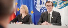 Na zdjęciu wiceminister funduszy i polityki regionalnej Jan Szyszko podczas konferencji w towarzystwie innych uczestników