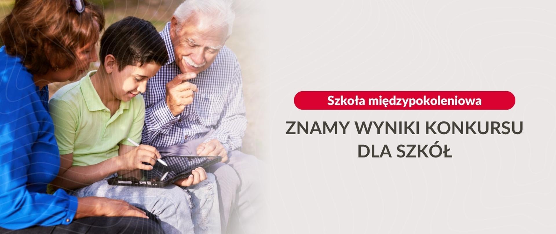 Po lewej stronie fotografia przedstawiające dwoje starszych ludzi siedzących z młodym chłopakiem. Po prawej stronie tekst: Szkoła międzypokoleniowa - znamy wyniki konkursy dla szkół 