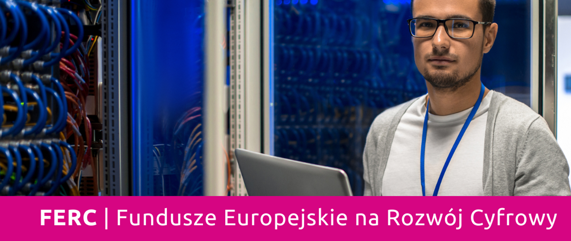 Młody chłopak z laptopem