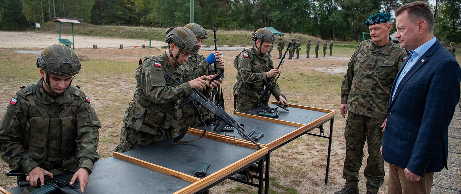 12 października 2023 r. na terenie 1. Warszawskiej Brygady Pancernej w Warszawie - Wesołej, Mariusz Błaszczak, minister obrony narodowej spotkał się z żołnierzami dobrowolnej zasadniczej służby wojskowej. Fot. Maciej Nędzyński/CO MON
