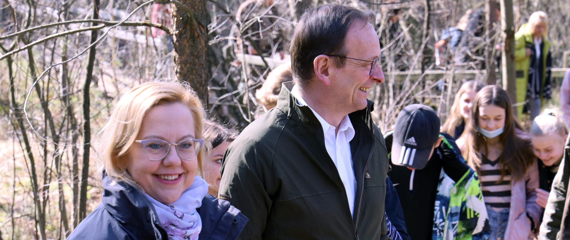 Minister Anna Moskwa i Wiceminister Edward Siarka podczas zajęć ekologicznych z okazji Międzynarodowego dnia lasów