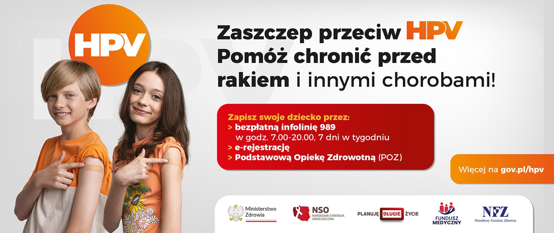 Grafika - dwoje dzieci pokazuje odsłonięte ramiona z nalepionymi plastrami, nad nimi litery HPV w pomarańczowym kółku, obok napis Zaszczep przeciw HPV. Pomóż chronić przed rakiem i innymi chorobami.
