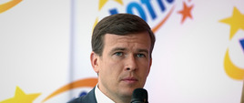 Minister mówi do mikrofonu