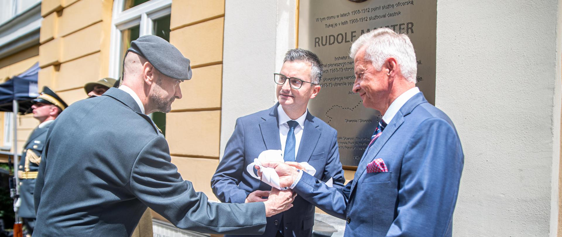 W piątek (31.05 br.) w Przemyślu wiceminister Stanisław Wziątek uczestniczył w uroczystości odsłonięcia tablicy upamiętniającej generała Rudolfa Maistra - słoweńskiego bohatera narodowego. W wydarzeniu wziął również udział minister obrony narodowej Słowenii Marjan Šarec oraz szef Sztabu SZ Słowenii gen. Robert Glavaš.